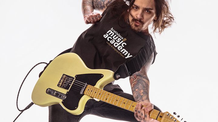 Energický hráč na gitare